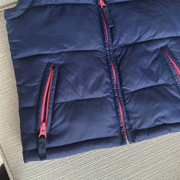 Mini Boden puffer vest in navy size 5-6 - Picture 3 of 8